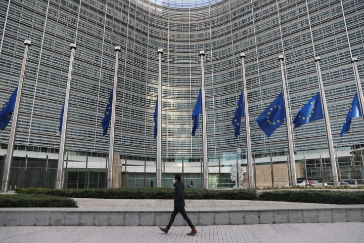 Bruxelles, bandiere a mezz'asta e applausi al Parlamento europeo per la scomparsa del presidente David Sassoli