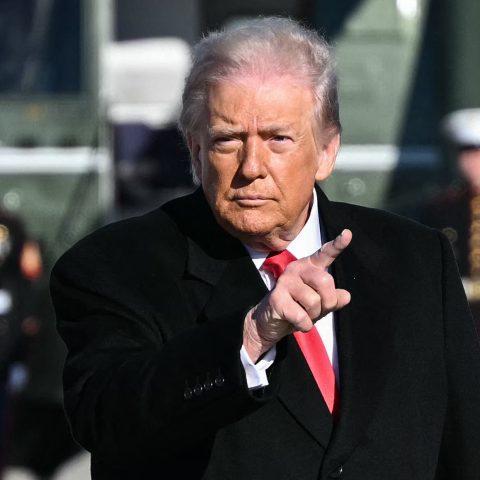 Il presidente degli Stati Uniti Donald Trump fa un gesto mentre sale a bordo dell'Air Force One