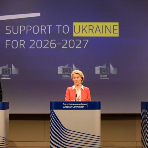 La presidente della Commissione europea Ursula von der Leyen insieme ai commissari Valdis Dombrovskis (Economia) e Marta Kos (Allargamento)