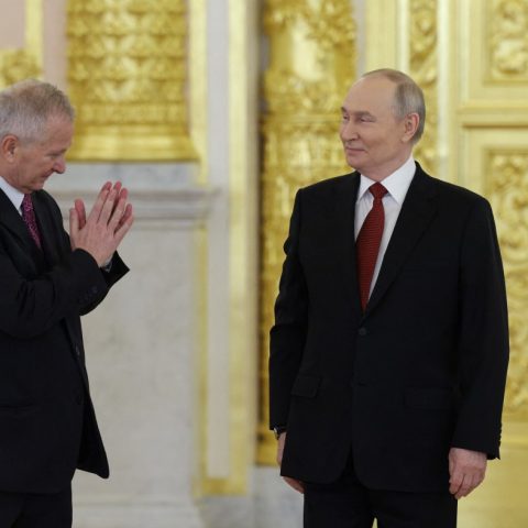 Il presidente russo Vladimir Putin accanto all'ambasciatore italiano in Russia Stefano Beltrame (Afp)
