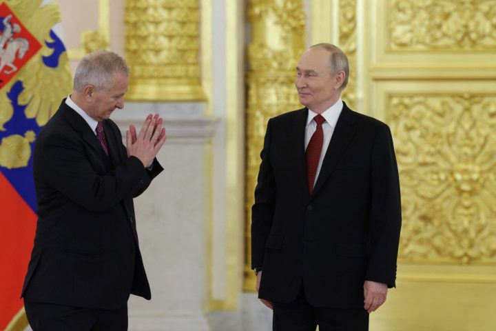 Il presidente russo Vladimir Putin accanto all'ambasciatore italiano in Russia Stefano Beltrame (Afp)