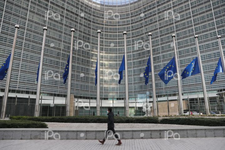 Bruxelles, bandiere a mezz'asta e applausi al Parlamento europeo per la scomparsa del presidente David Sassoli