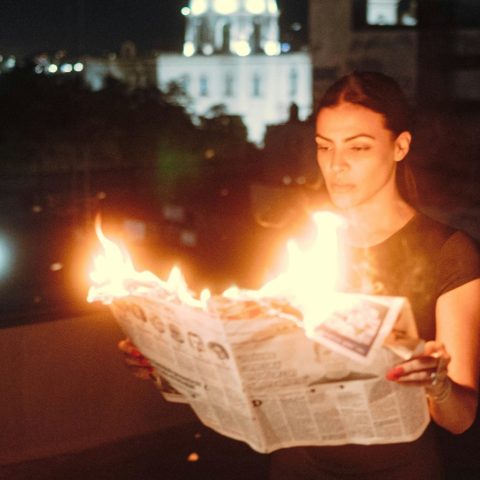 Giornale brucia unsplash