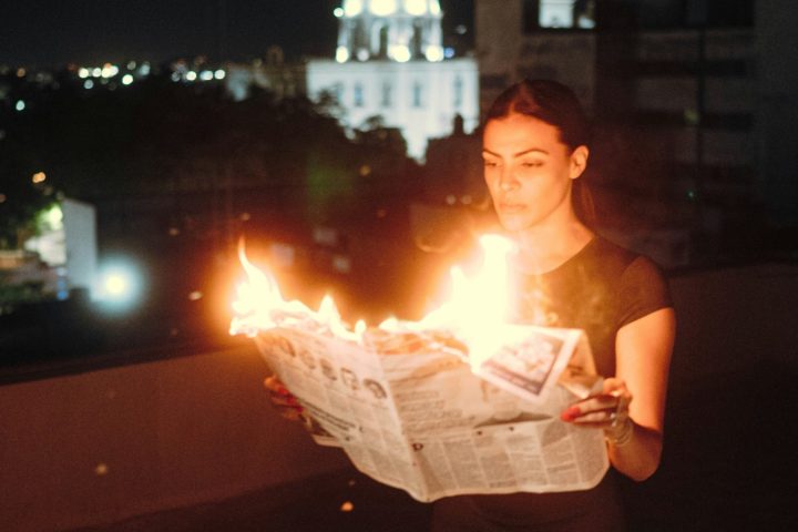 Giornale brucia unsplash