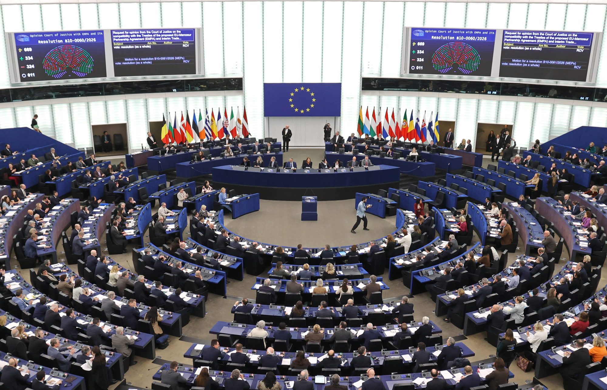 Nell'emiciclo del Parlamento europeo (Ipa/Fotogramma)