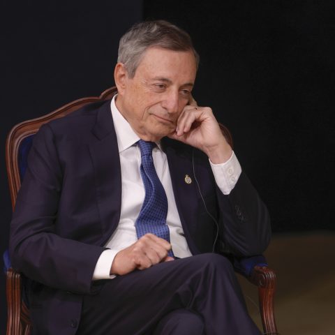 Mario draghi seduto