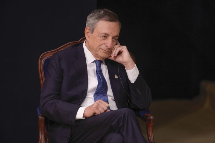 Mario draghi seduto