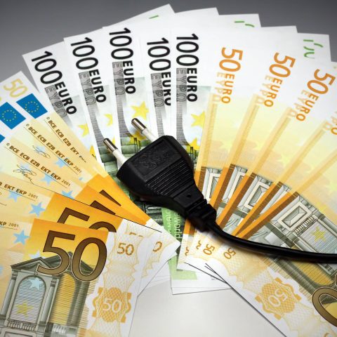 Foto di repertorio sulle spese dei consumi energetici (Ipa/Fotogramma)