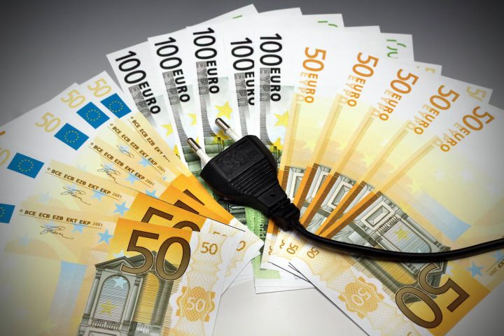 Foto di repertorio sulle spese dei consumi energetici (Ipa/Fotogramma)