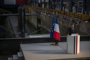 Emmanuel Macron davanti al sottomarino 'Le Temeraire'