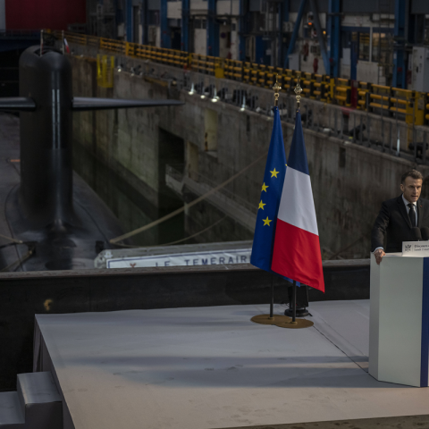 Emmanuel Macron davanti al sottomarino 'Le Temeraire'