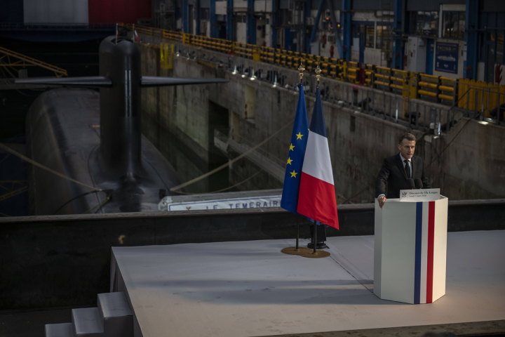Emmanuel Macron davanti al sottomarino 'Le Temeraire'