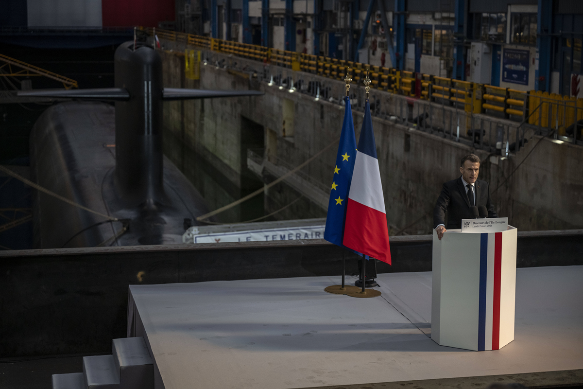 Emmanuel Macron davanti al sottomarino 'Le Temeraire'