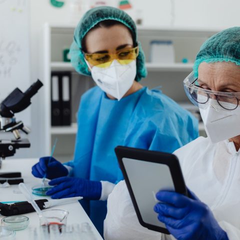 Donne in laboratorio stem Canva