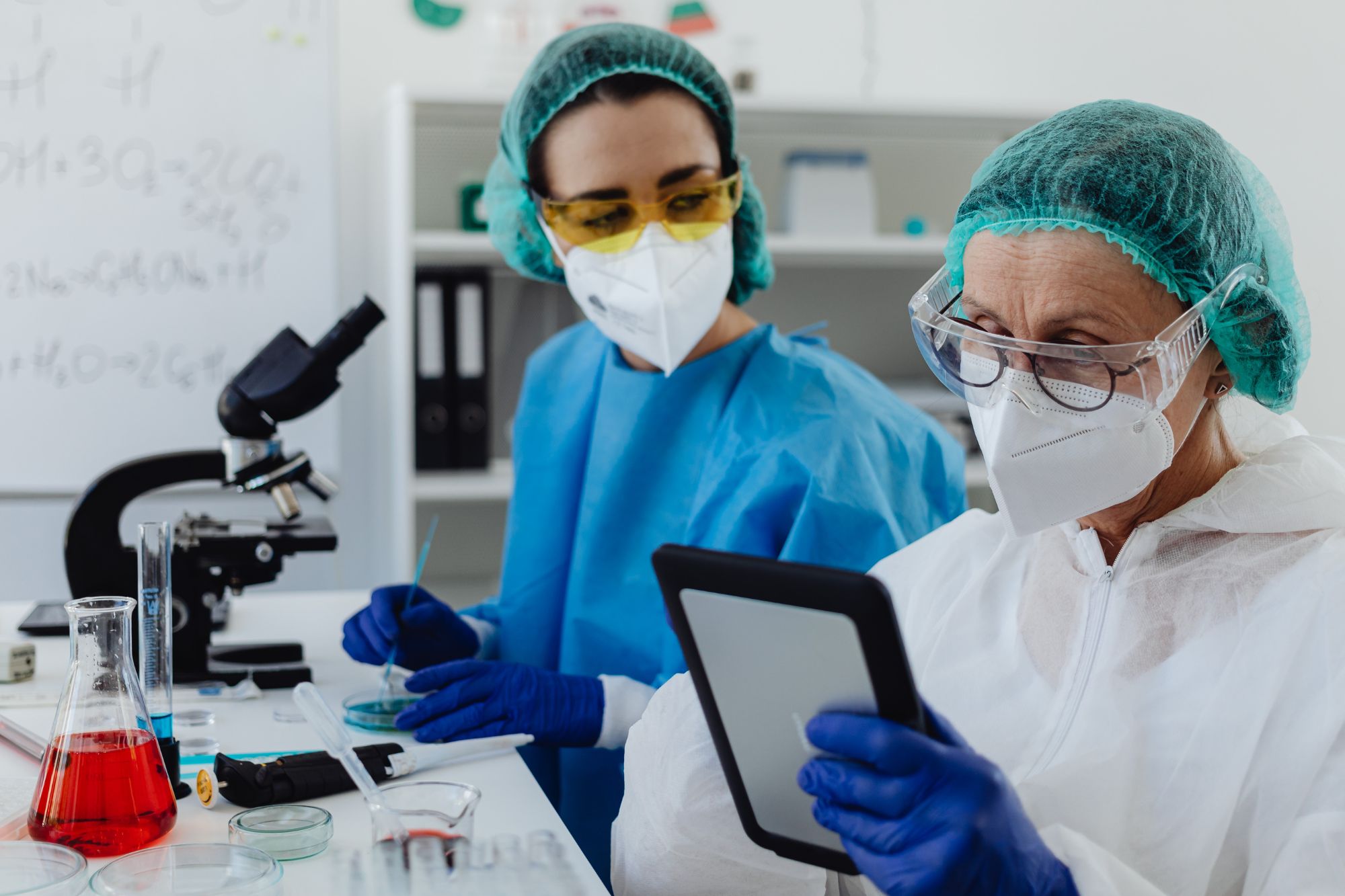 Donne in laboratorio stem Canva