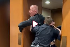 Brian McGinnis proteste guerra iran portato via dal senato usa