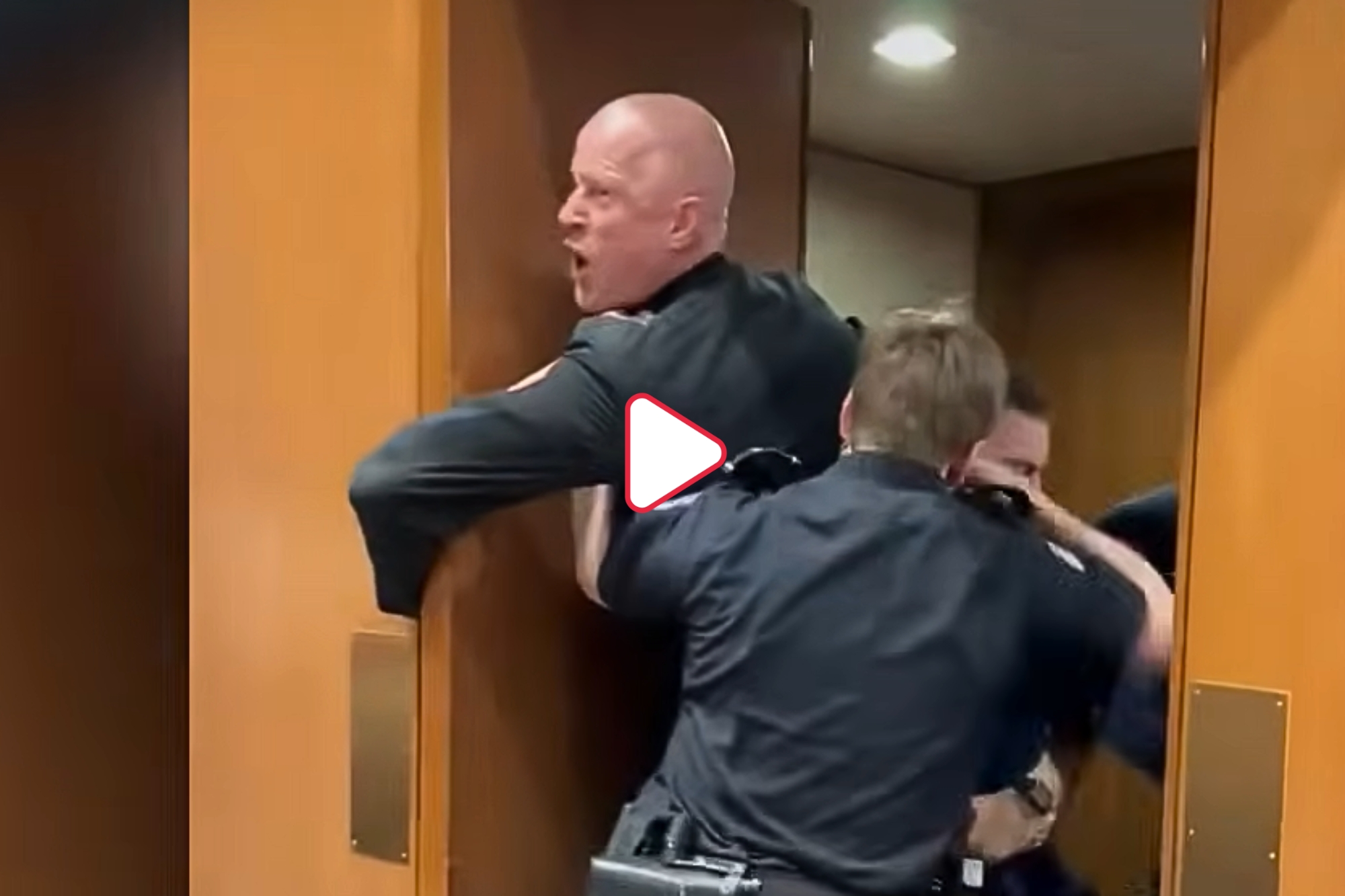 Brian McGinnis proteste guerra iran portato via dal senato usa