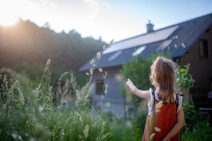 Bambina pannelli solari canva