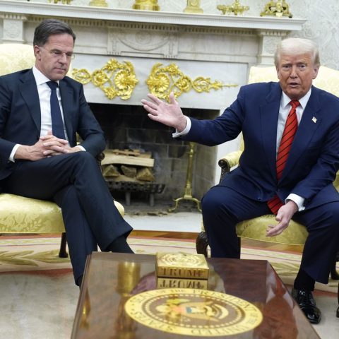 Washington, il Presidente Trump incontra il Segretario Generale della NATO Mark Rutte nello Studio Ovale