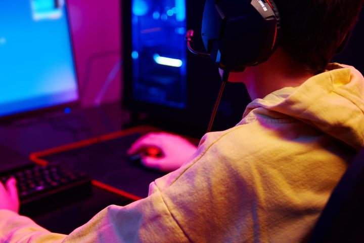 Minorenne al computer Canva