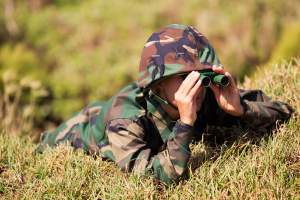 Soldato con binocolo