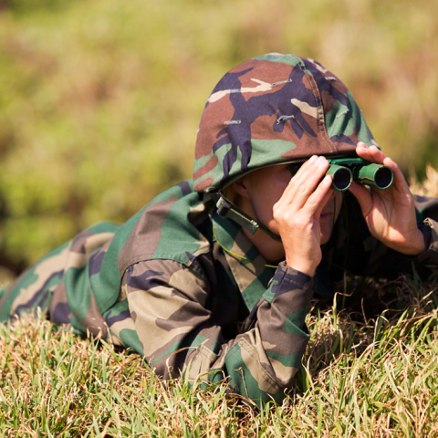 Soldato con binocolo