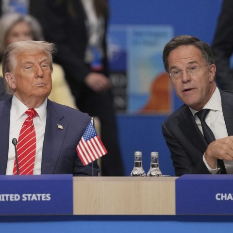 Il presidente degli Stati Uniti Donald Trump con il segretario generale della Nato Mark Rutte, al vertice Nato dell'Aia, nei Paesi Bassi (Ipa/Fotogramma)