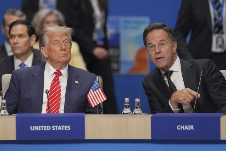 Il presidente degli Stati Uniti Donald Trump con il segretario generale della Nato Mark Rutte, al vertice Nato dell'Aia, nei Paesi Bassi (Ipa/Fotogramma)