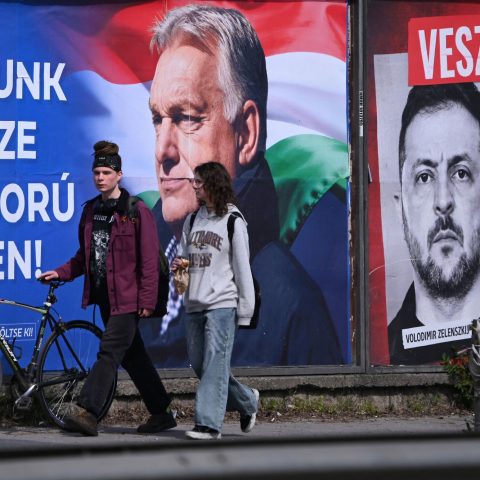 Manifesti politici in Ungheria (Afp)