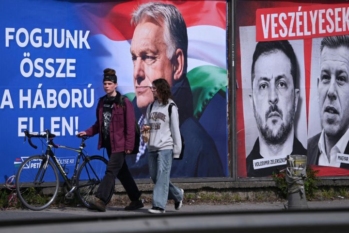 Manifesti politici in Ungheria (Afp)
