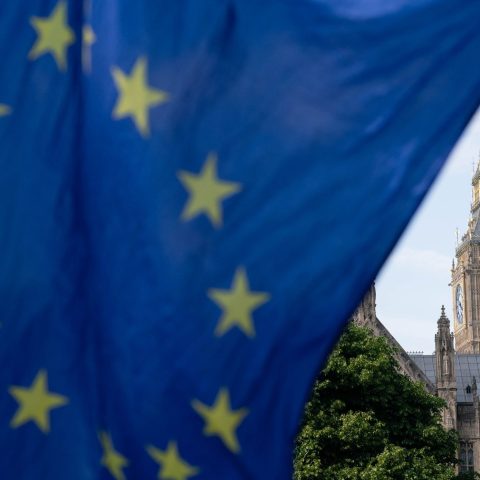 La bandiera europea con il Big Ben di Londra sullo sfondo (Fotogramma/Ipa)