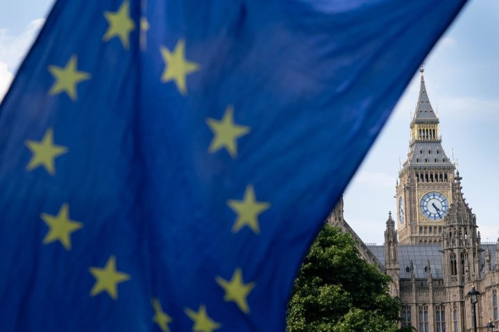 La bandiera europea con il Big Ben di Londra sullo sfondo (Fotogramma/Ipa)