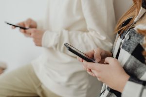 Ragazze che usano lo smartphone