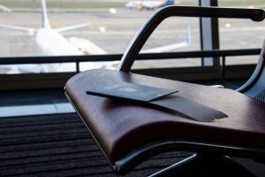 Passaporto su una sedia in aeroporto canva