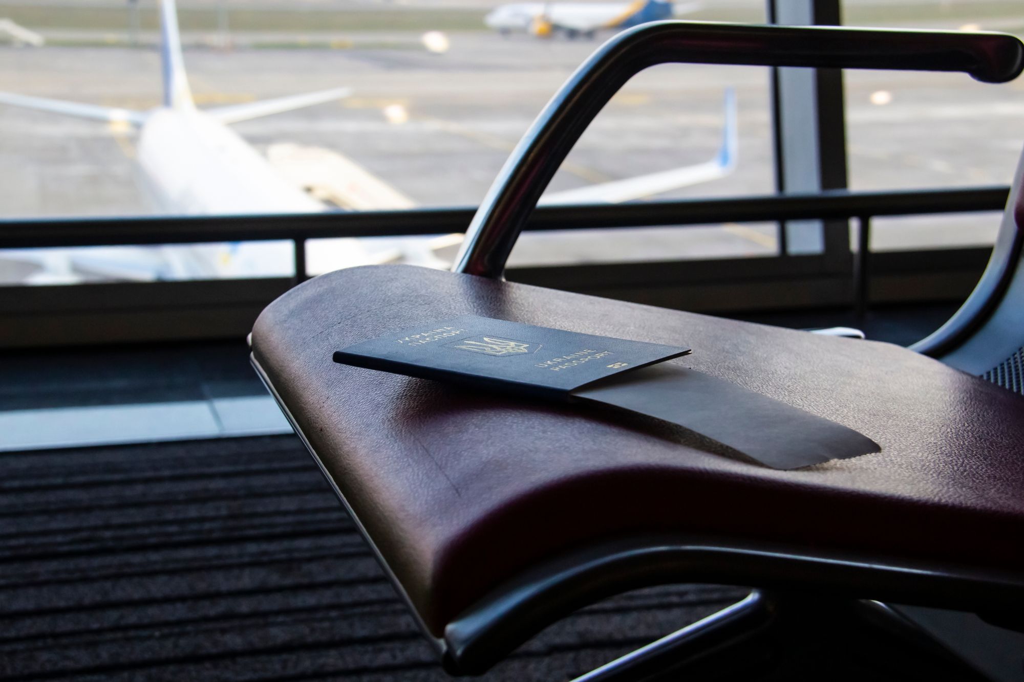 Passaporto su una sedia in aeroporto canva