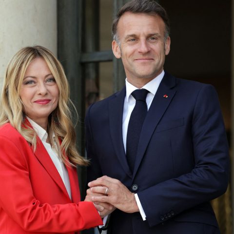 La presidente italiana Giorgia Meloni arriva a Parigi dal premier Emmanuel Macron per discutere dello Stretto di Hormuz (Afp)