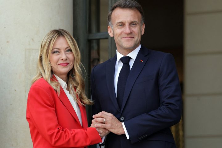 La presidente italiana Giorgia Meloni arriva a Parigi dal premier Emmanuel Macron per discutere dello Stretto di Hormuz (Afp)