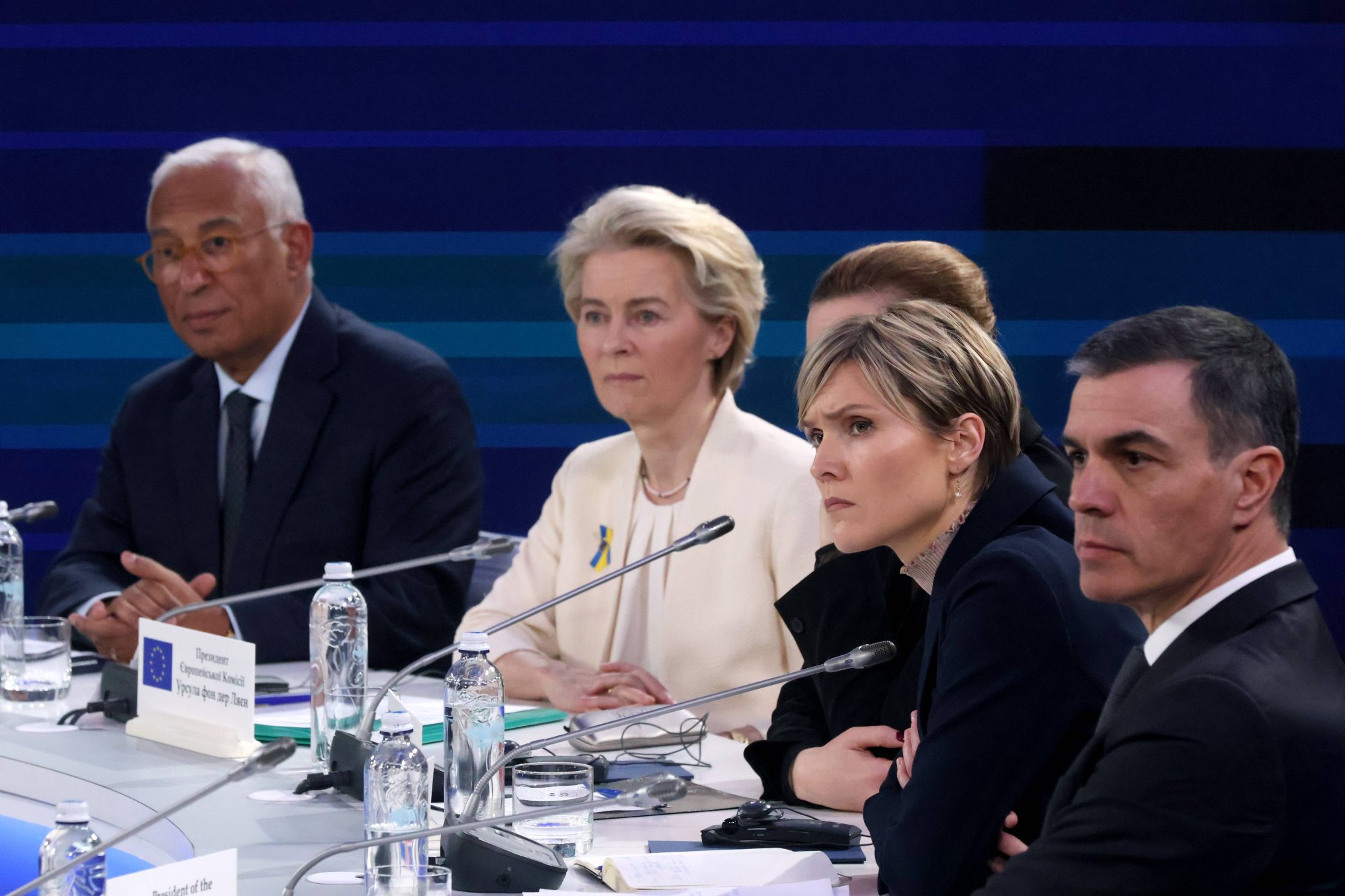 La prima ministra islandese Kristrún Frostadóttir con i leader dei vertici europei