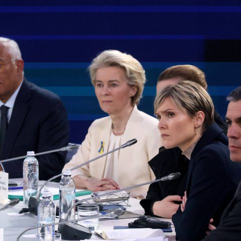 La prima ministra islandese Kristrún Frostadóttir con i leader dei vertici europei