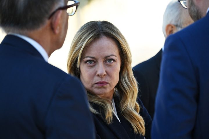 Giorgia meloni sguardo serio
