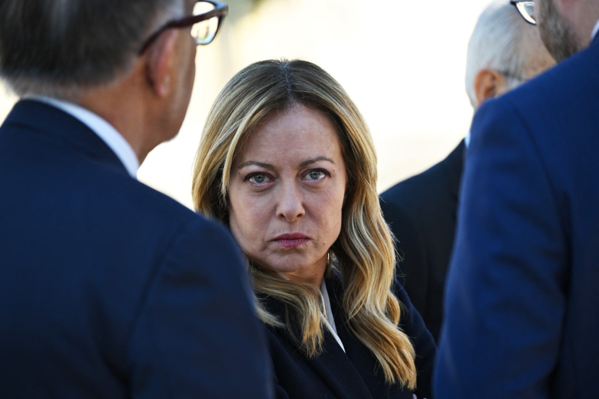 Giorgia meloni sguardo serio
