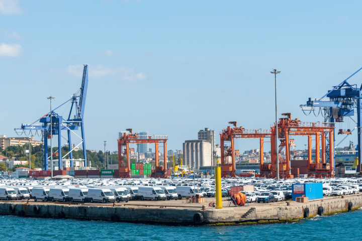 Nave per il trasporto di auto e gru per container in un terminal portuale