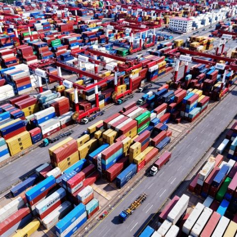 Foto aerea del terminal container del porto di Qingdao, nella città di Qingdao, provincia dello Shandong, Cina orientale