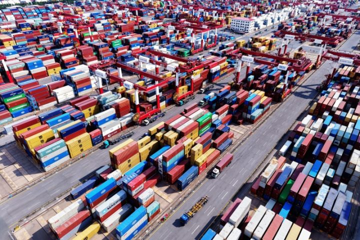 Foto aerea del terminal container del porto di Qingdao, nella città di Qingdao, provincia dello Shandong, Cina orientale