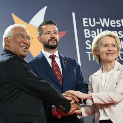 Il presidente montenegrino Jakov Milatović, la presidente della Commissione europea Ursula von der Leyen e il presidente del Consiglio europeo António Costa al summit Ue-Balcani occidentali di Tivat, in Montenegro