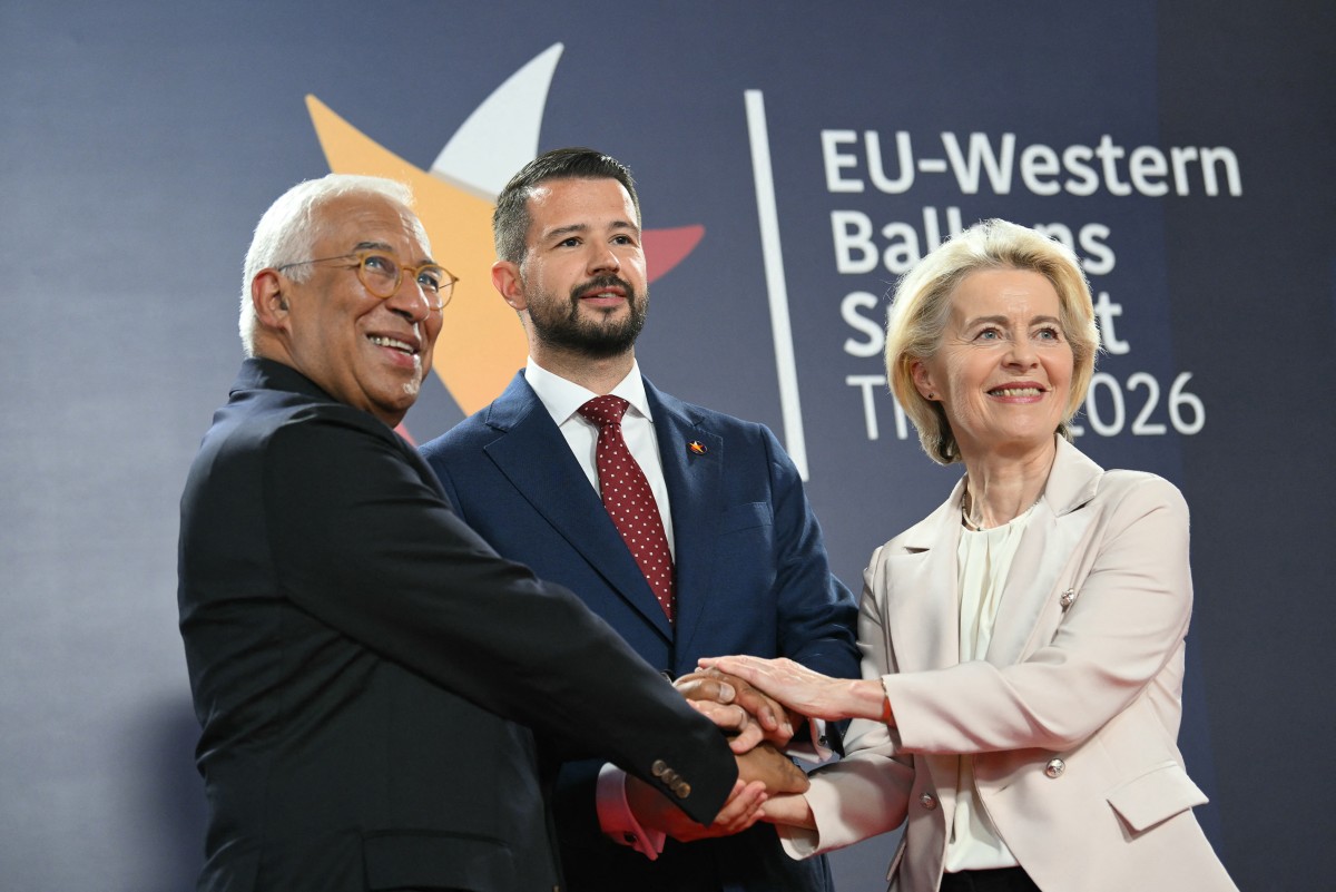 Il presidente montenegrino Jakov Milatović, la presidente della Commissione europea Ursula von der Leyen e il presidente del Consiglio europeo António Costa al summit Ue-Balcani occidentali di Tivat, in Montenegro