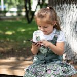 Bambina telefono canva