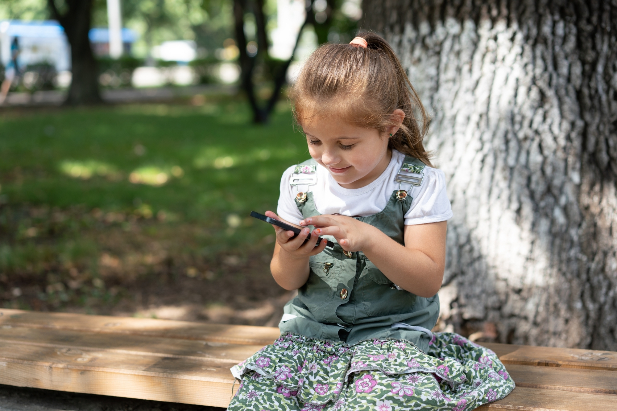 Bambina telefono canva