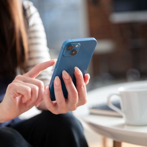 Ragazza con telefono canva