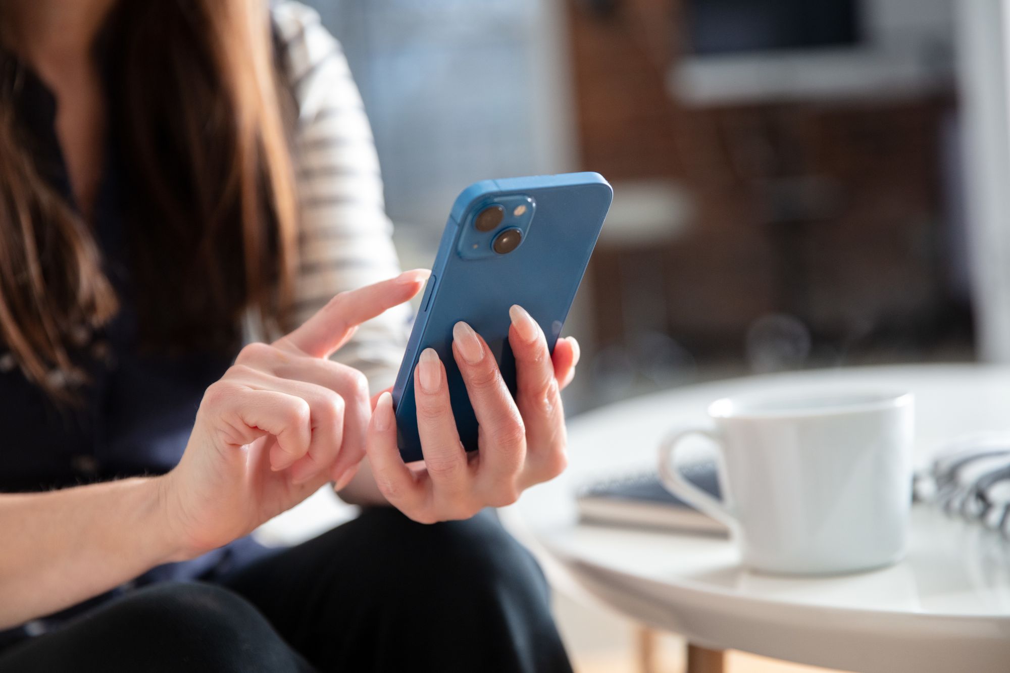 Ragazza con telefono canva